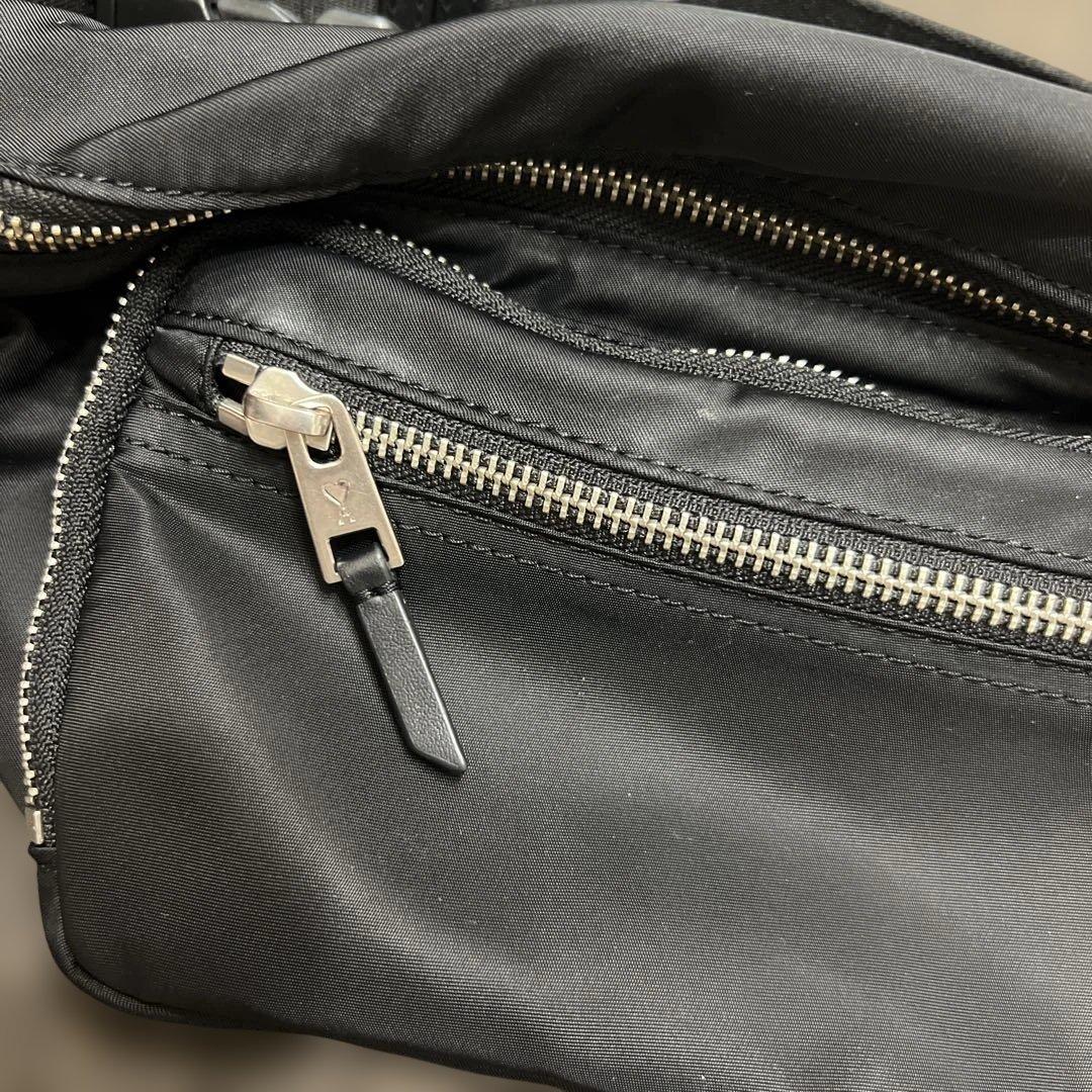 ami parisショルダー黒いナイロンボディバッグ ハートロゴ付き