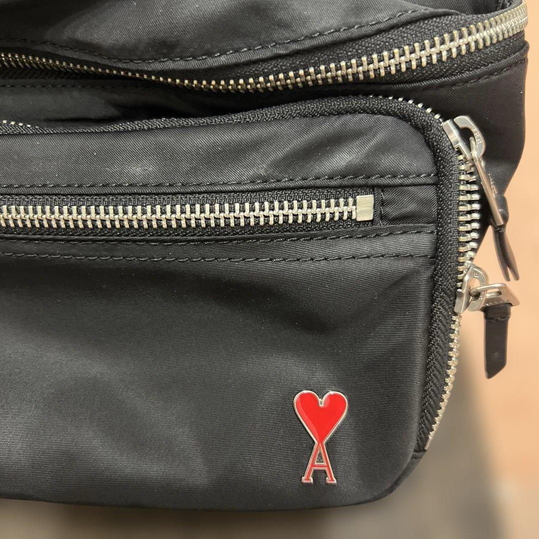 ami parisショルダー黒いナイロンボディバッグ ハートロゴ付き