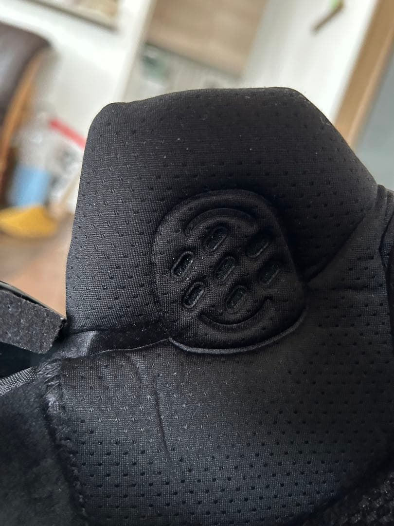 SALOMON スキー・スノーボード　バイザー付ヘルメット　サイズM　箱潰れ有