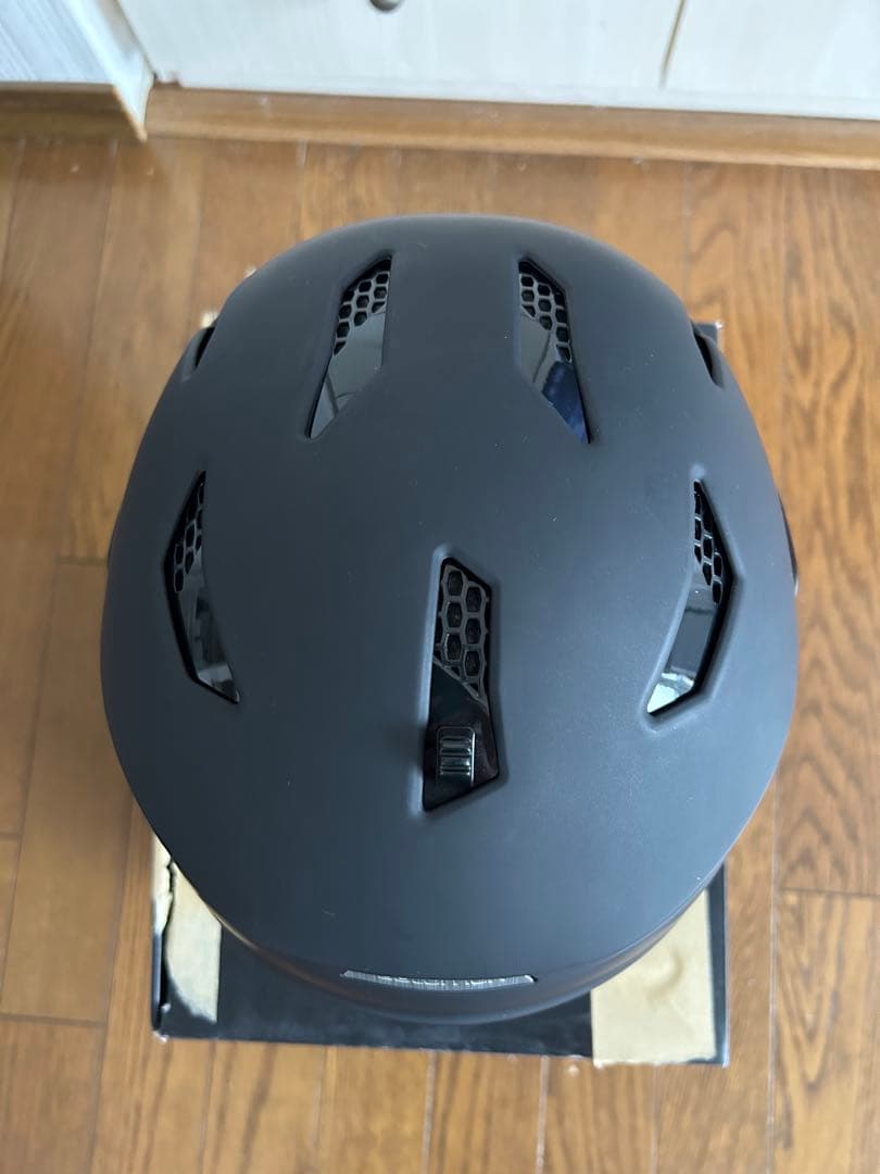 SALOMON スキー・スノーボード　バイザー付ヘルメット　サイズM　箱潰れ有