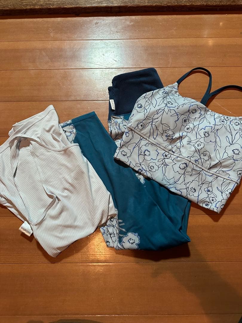 SUKALA ドローイングフラワーセパレートタンクトップ　ブラトップ　レギンス