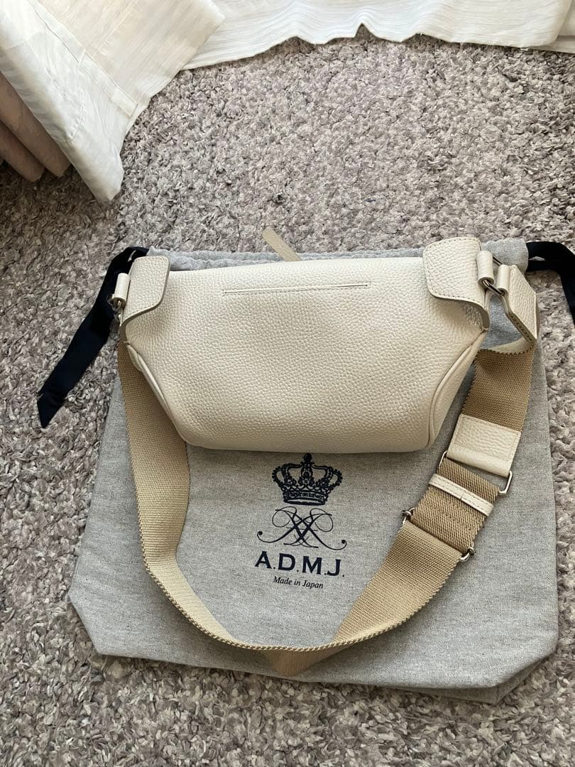 ADMJ アイボリー レザー クロスボディバッグ