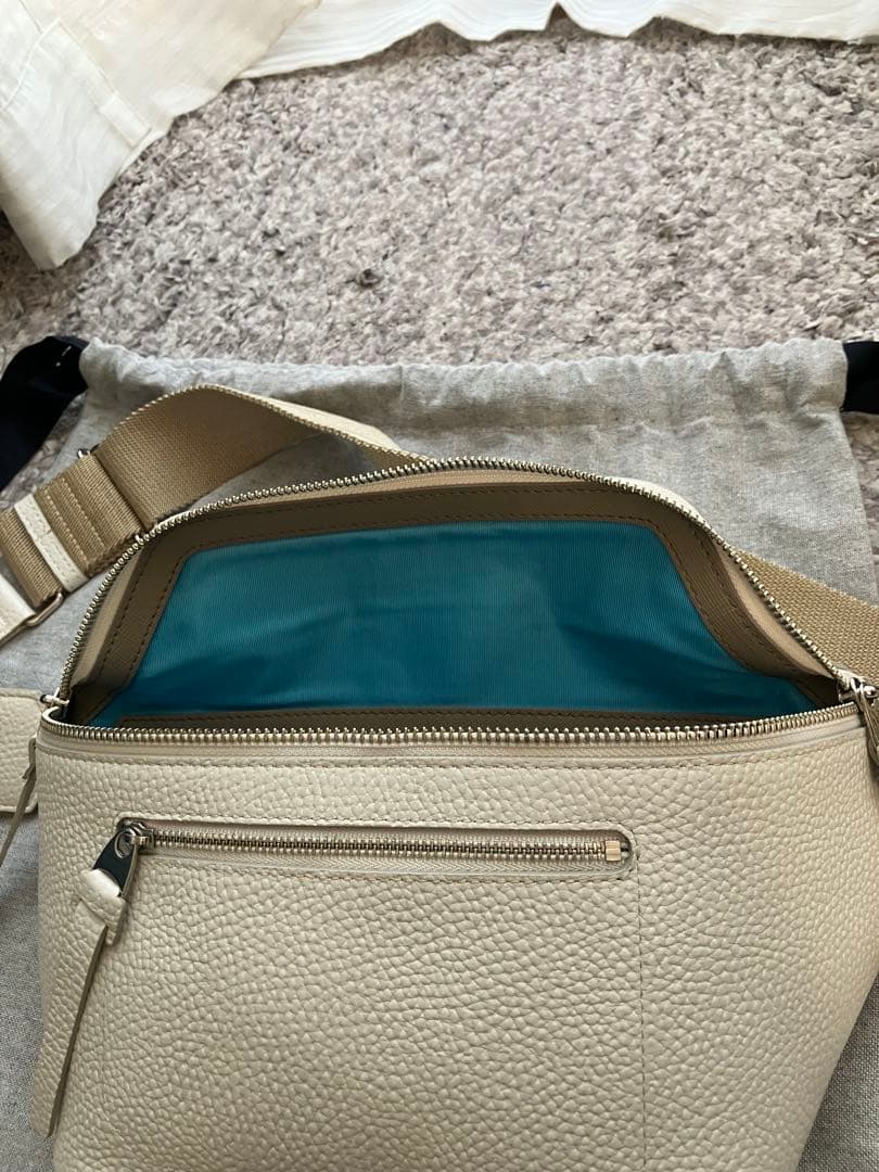 ADMJ アイボリー レザー クロスボディバッグ