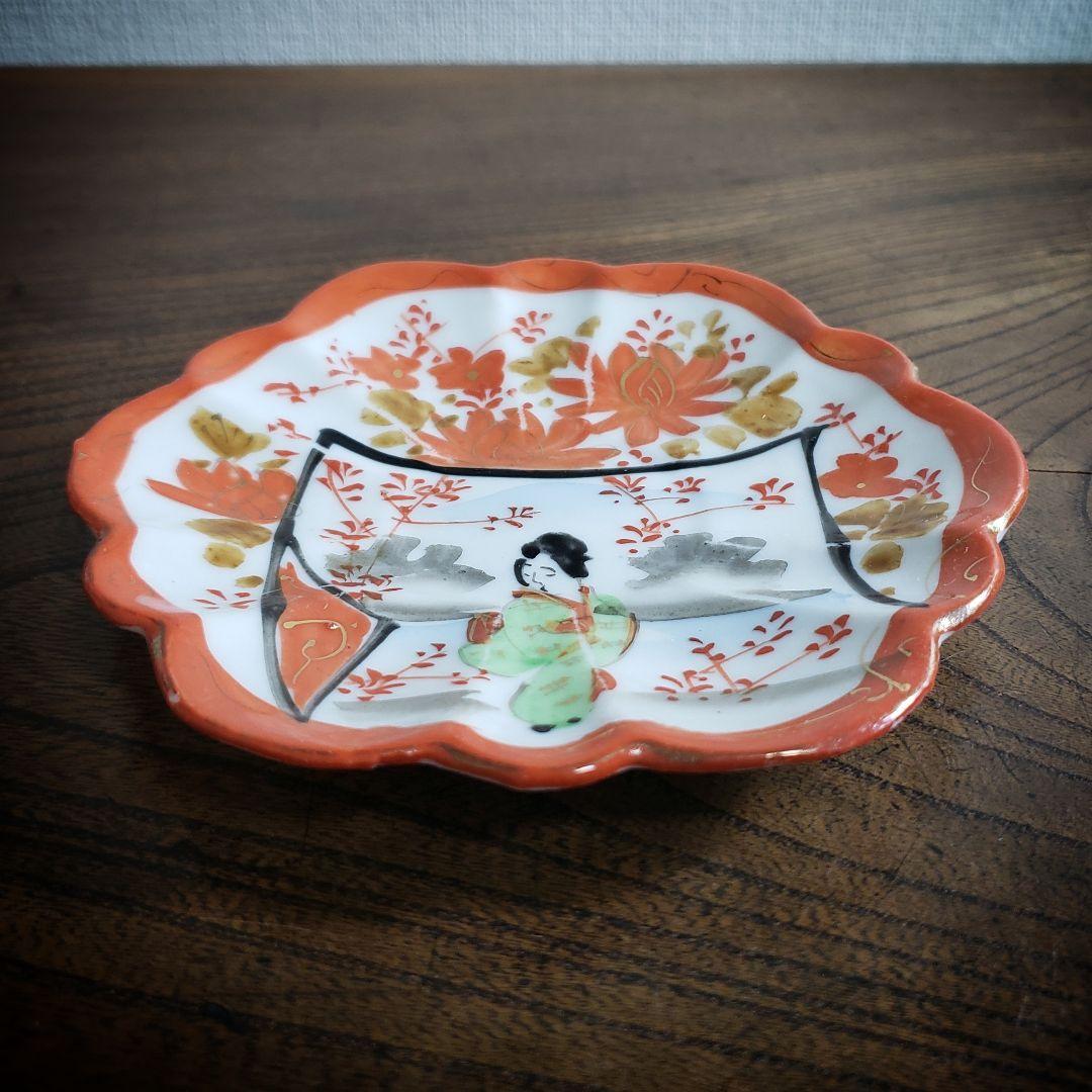 小皿　赤絵　人物　着物　振り袖　芸子　舞妓　金彩　訳あり　ニュウ