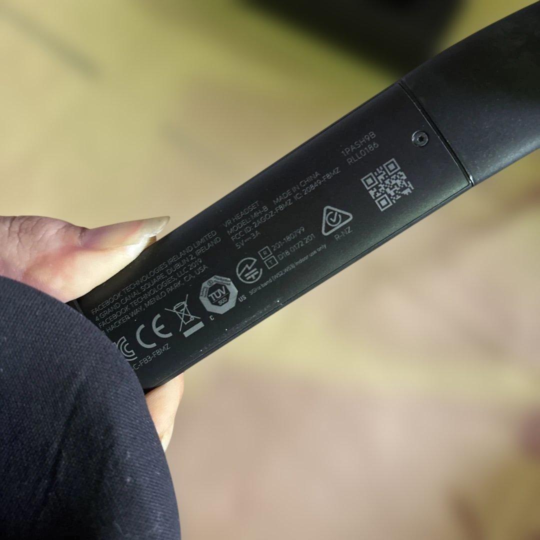 オキュラス クエスト  Quest 64GB VRヘッドセット