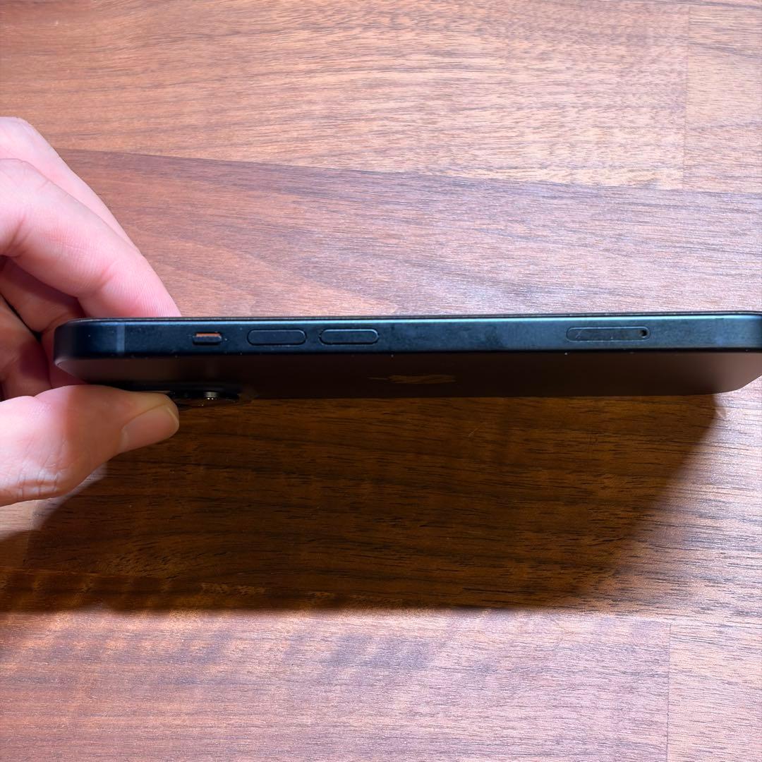 たにしゃん　iPhone 15 128GB