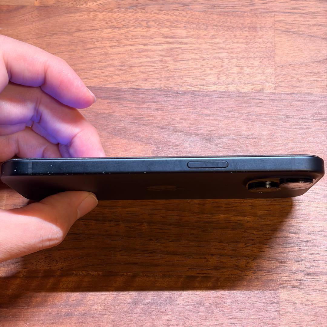 たにしゃん　iPhone 15 128GB