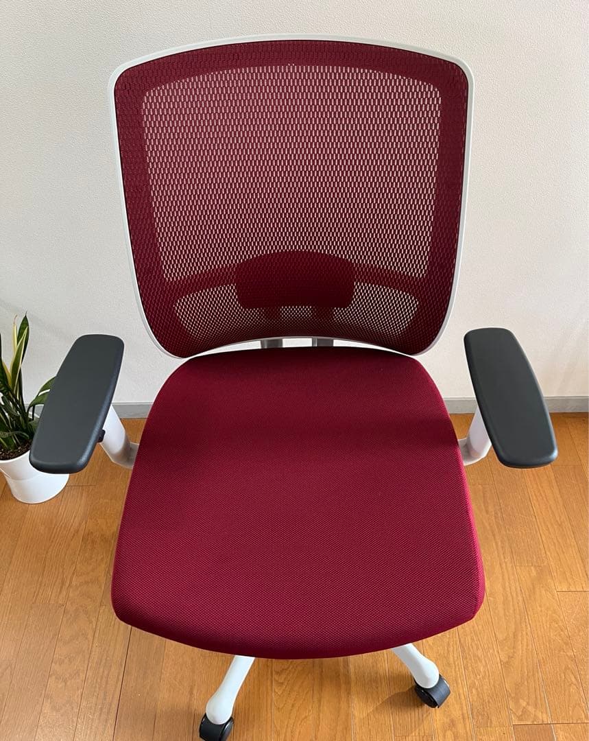 ◆未使用品◆ PLUS BJ チェア　レッド　高機能メッシュチェア　モダン