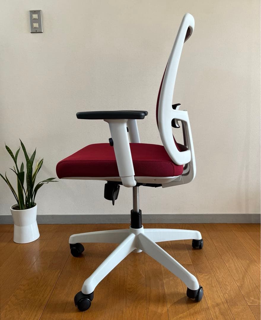 ◆未使用品◆ PLUS BJ チェア　レッド　高機能メッシュチェア　モダン