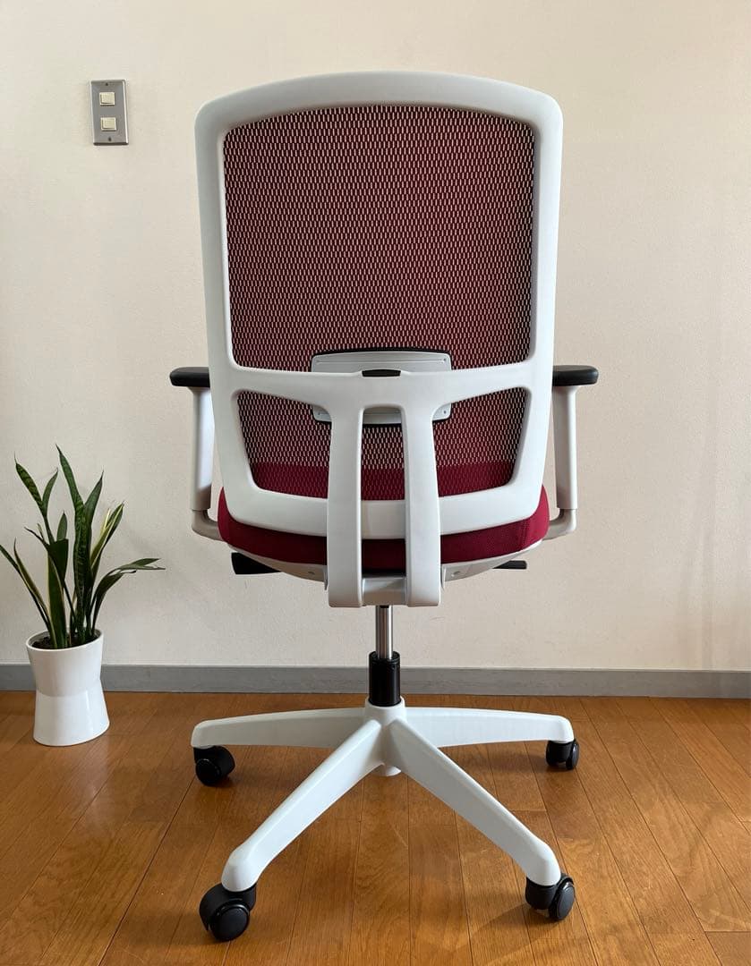 ◆未使用品◆ PLUS BJ チェア　レッド　高機能メッシュチェア　モダン