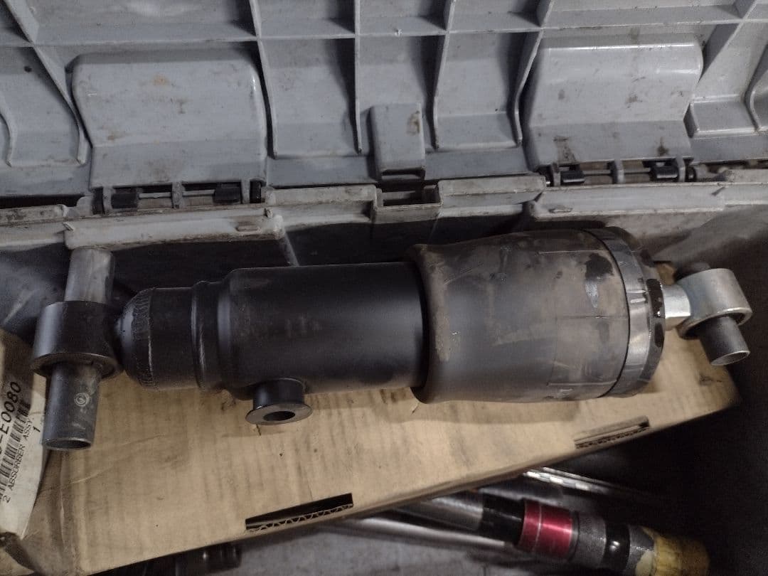 日野自動車スーパードルフィンプロフィア用リアキャブサス１個