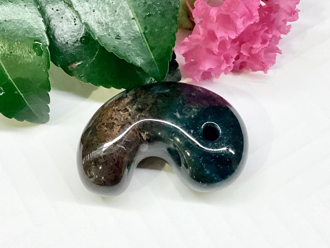 ✳出雲勾玉　1万個に1個しか無いレア勾玉‼️花仙山瑪瑙*芯部位の超極上色彩　鑑別書