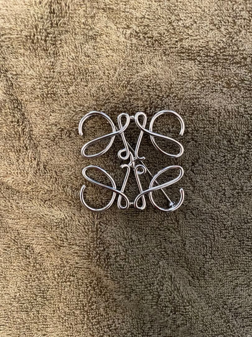 LOEWE リボンモチーフ ブローチ　シルバー