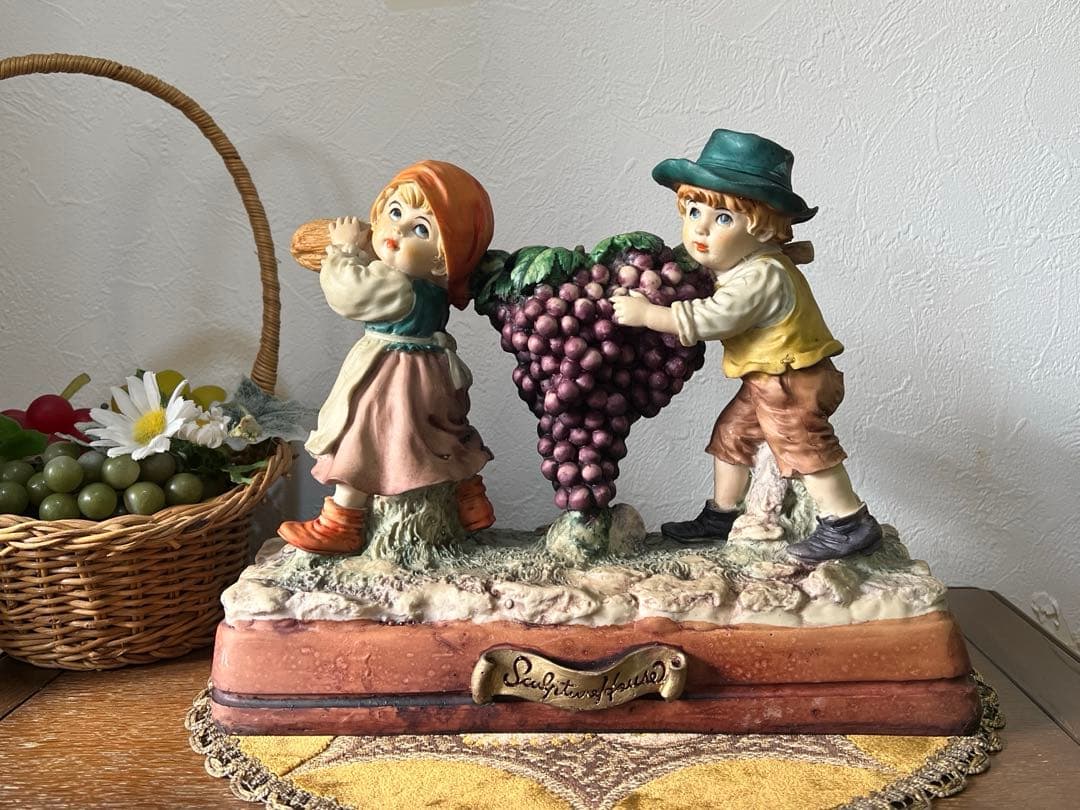 k196r124 Sculpture House ほうきでブドウを運ぶ少年と少女