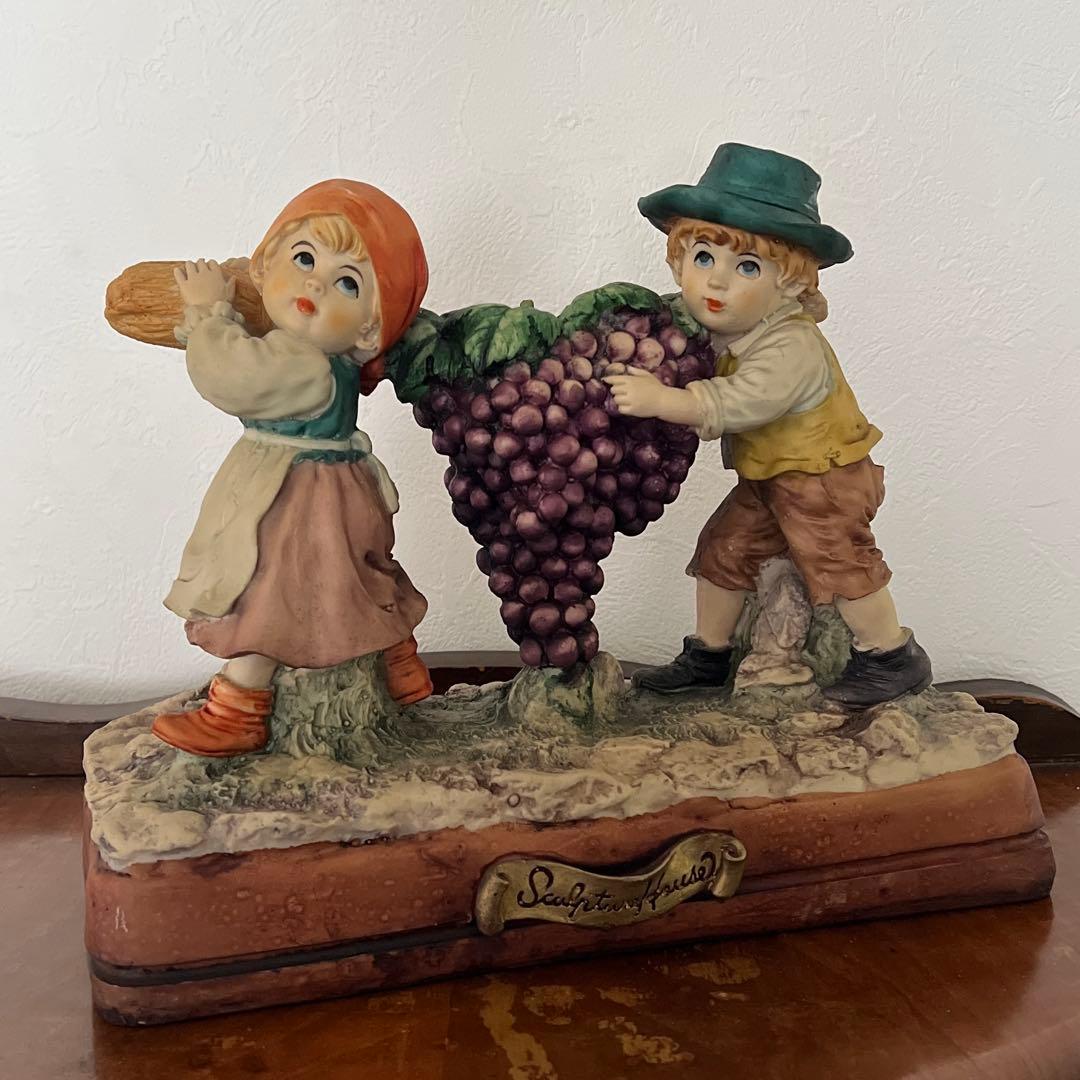 k196r124 Sculpture House ほうきでブドウを運ぶ少年と少女