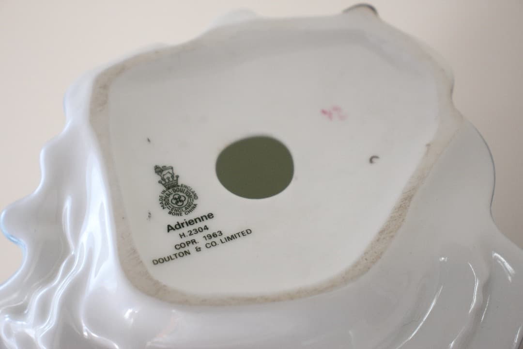 ロイヤルドルトン　フィギュリン　陶器人形　アドリアン