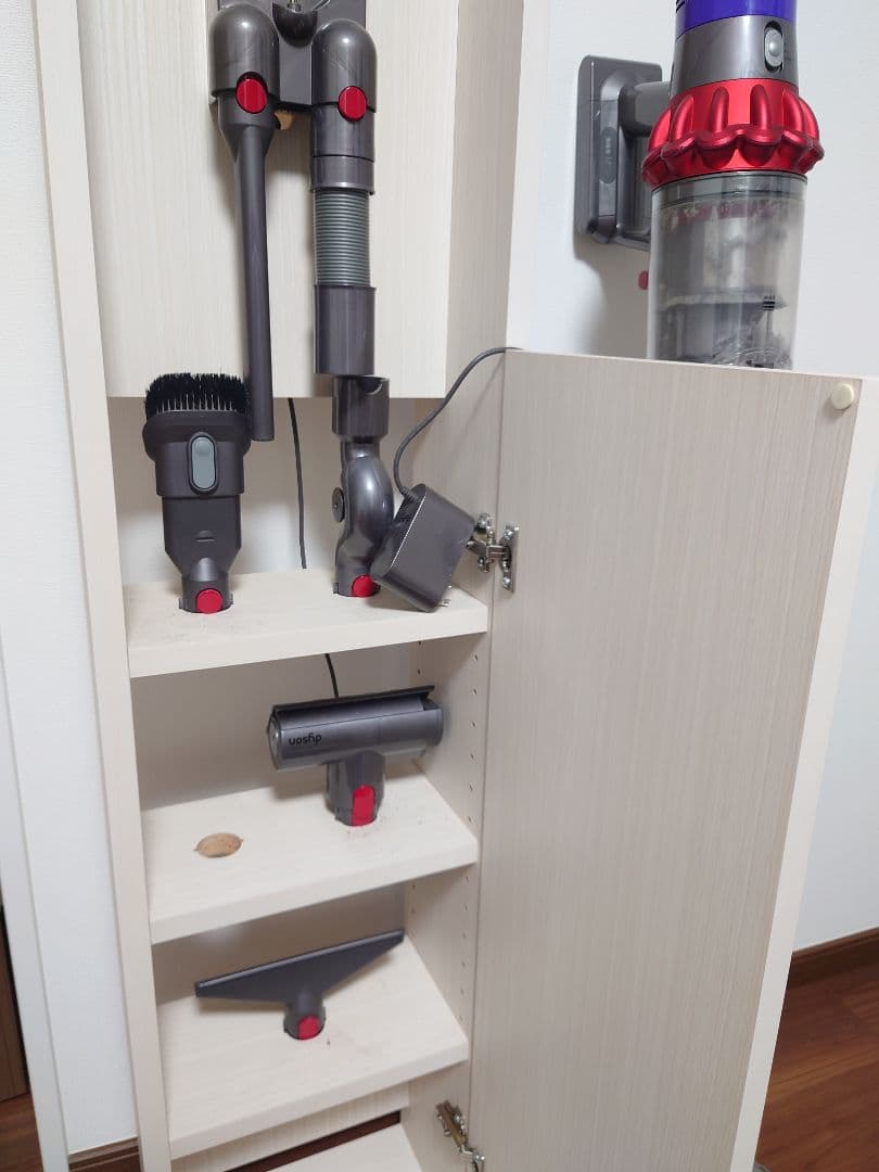 掃除機ダイソンV10 木製スタンド、アタッチメント付き