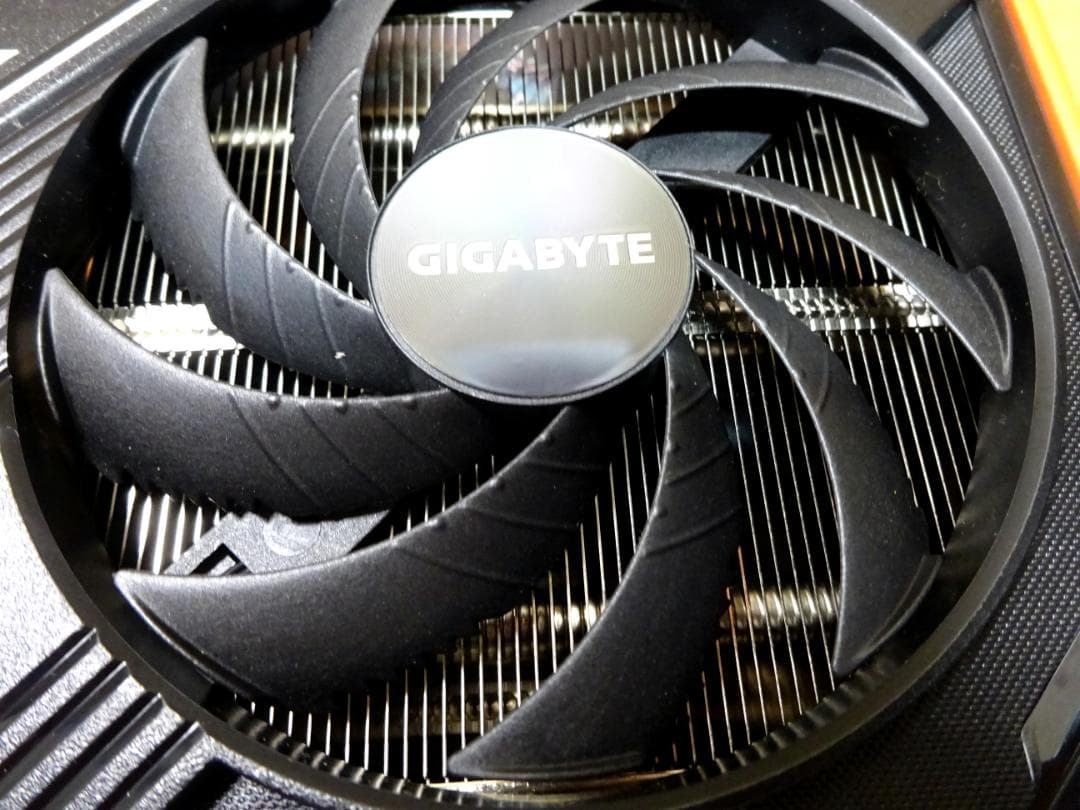 美品 RTX5060Ti WINDFORCE GDDR7ゲーミング クリエーター