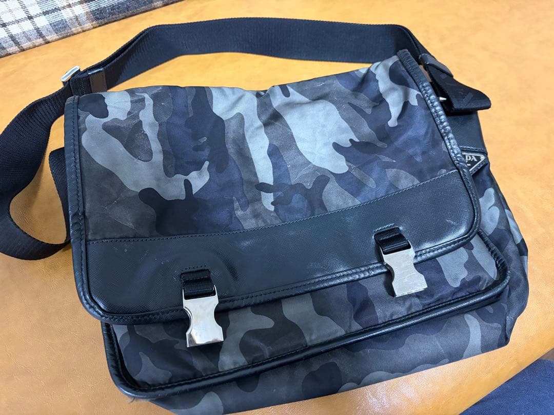 PRADA （プラダ）カモフラナイロンロゴプレートシ ヨルダーバッグ グリーン