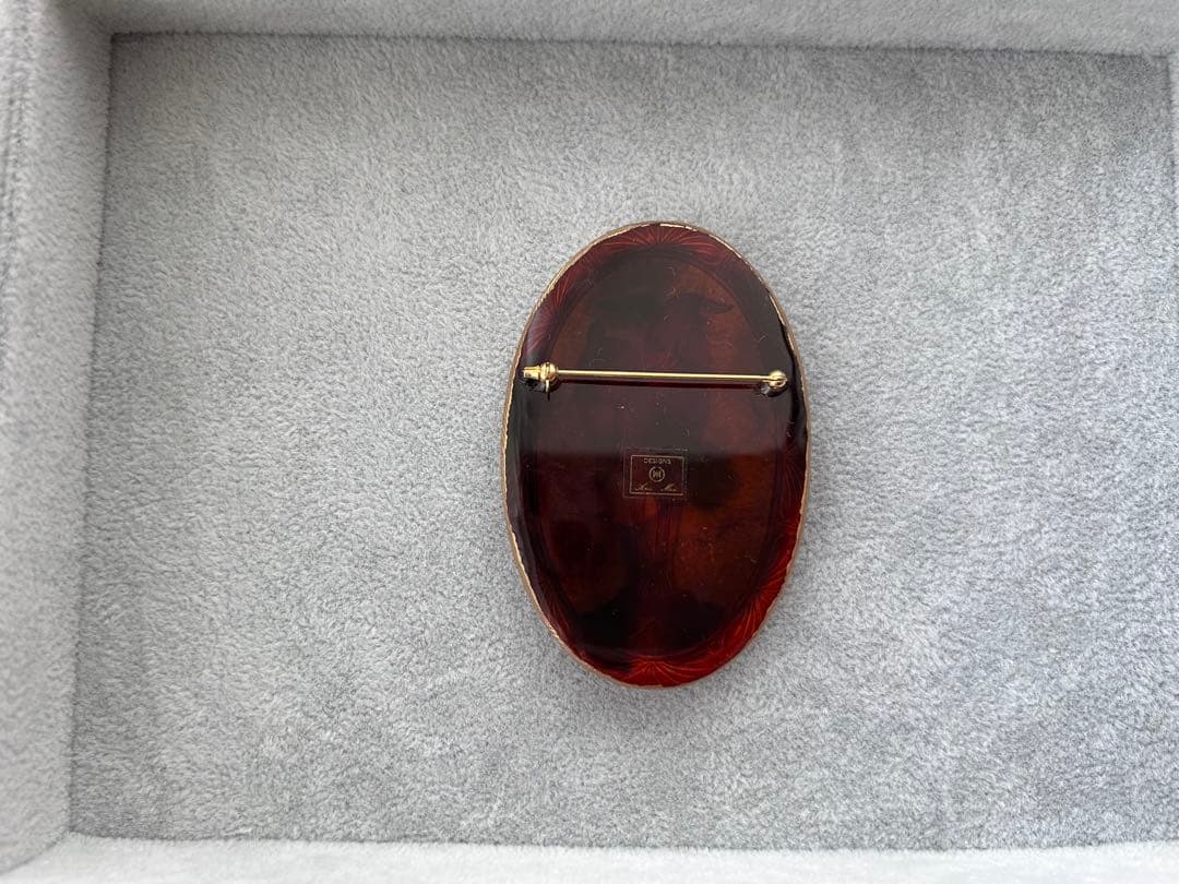 サ*ー様 【美品】アキオモリ　ブローチ　樹脂に金彩のブローチ