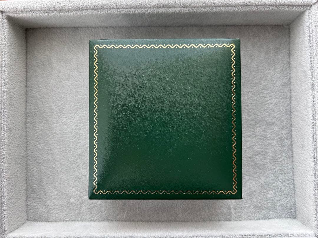 サ*ー様 【美品】アキオモリ　ブローチ　樹脂に金彩のブローチ