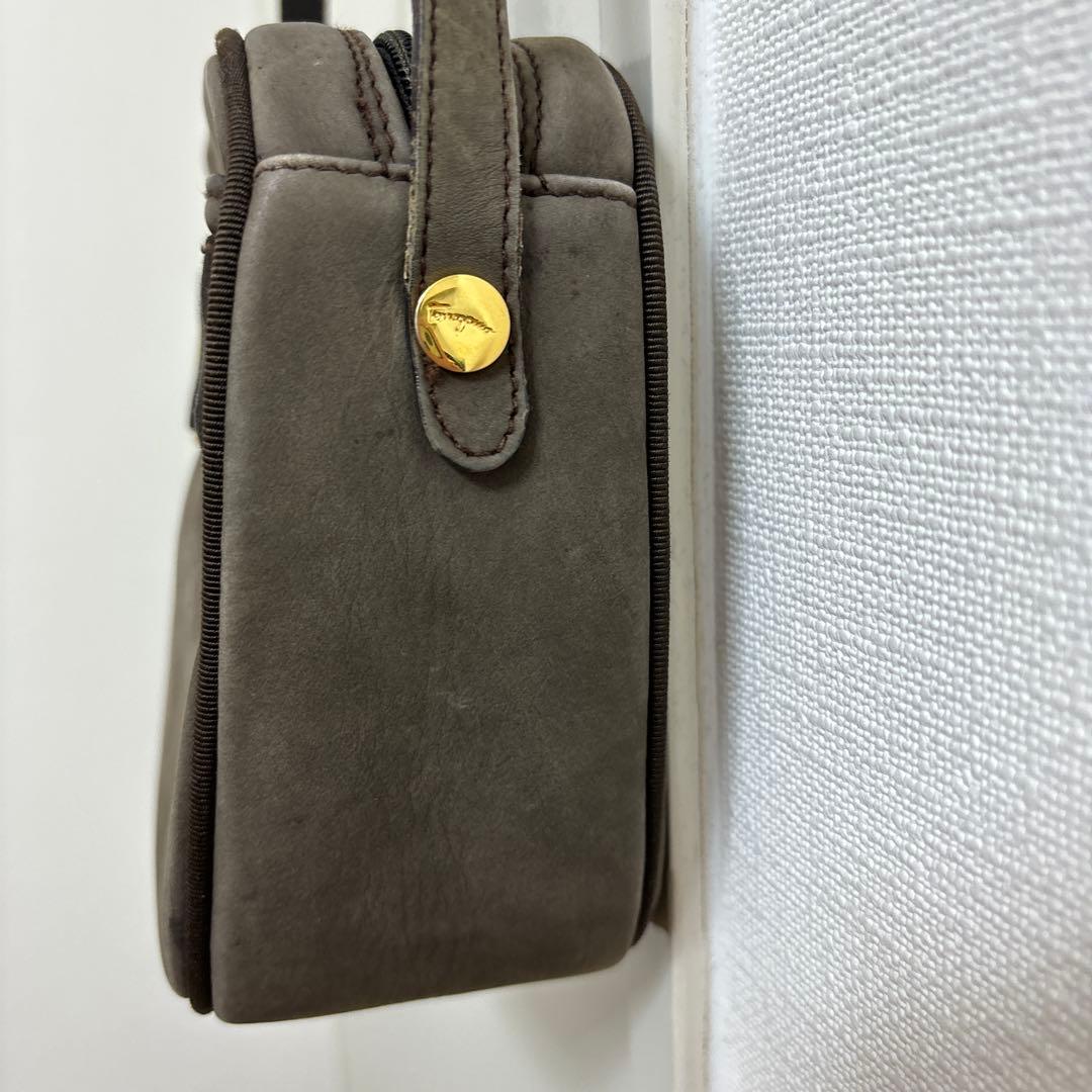 【1/31まで】Ferragamoフェラガモ　VARAショルダーバッグ