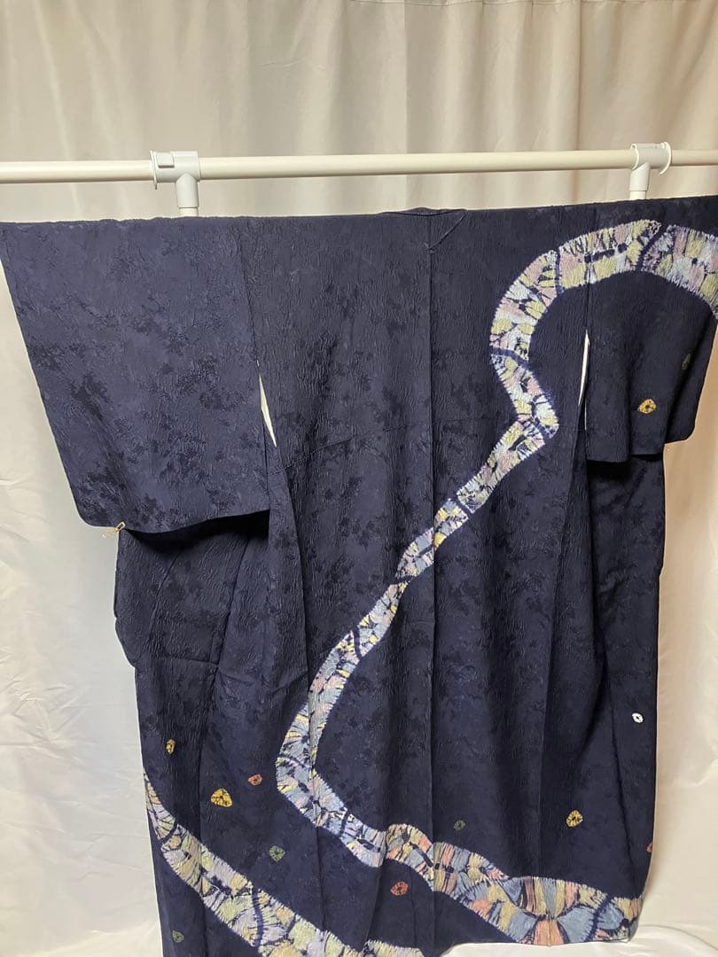 ちりめん紺色 着物 後ろ姿が印象的　未使用しつけ糸付き
