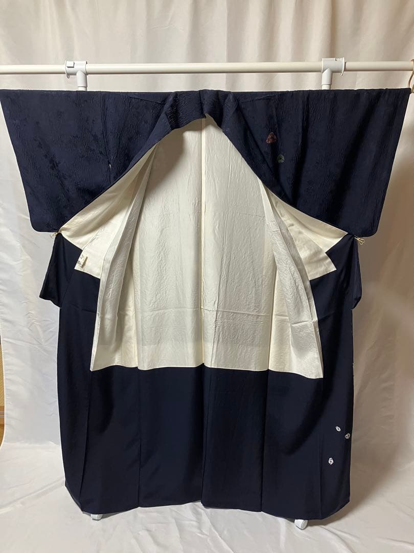 ちりめん紺色 着物 後ろ姿が印象的　未使用しつけ糸付き