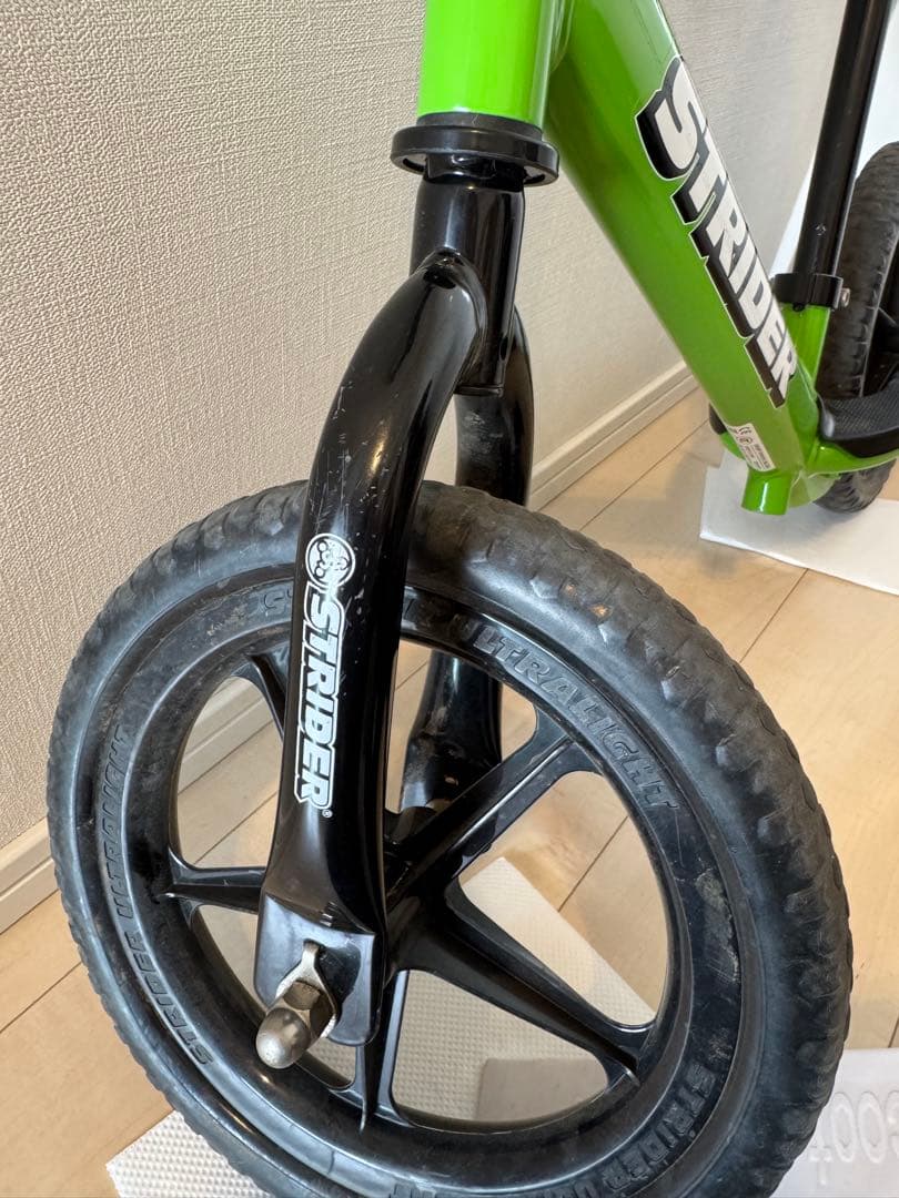 ストライダー スポーツタイプ　グリーン 12インチ　スタンド付