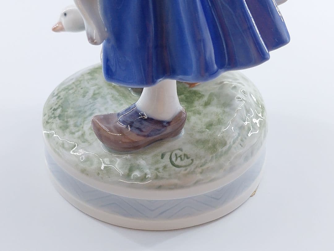 ロイヤルコペンハーゲン 少女と白鳥 フィギュリン 陶器 置物 高さ24cm