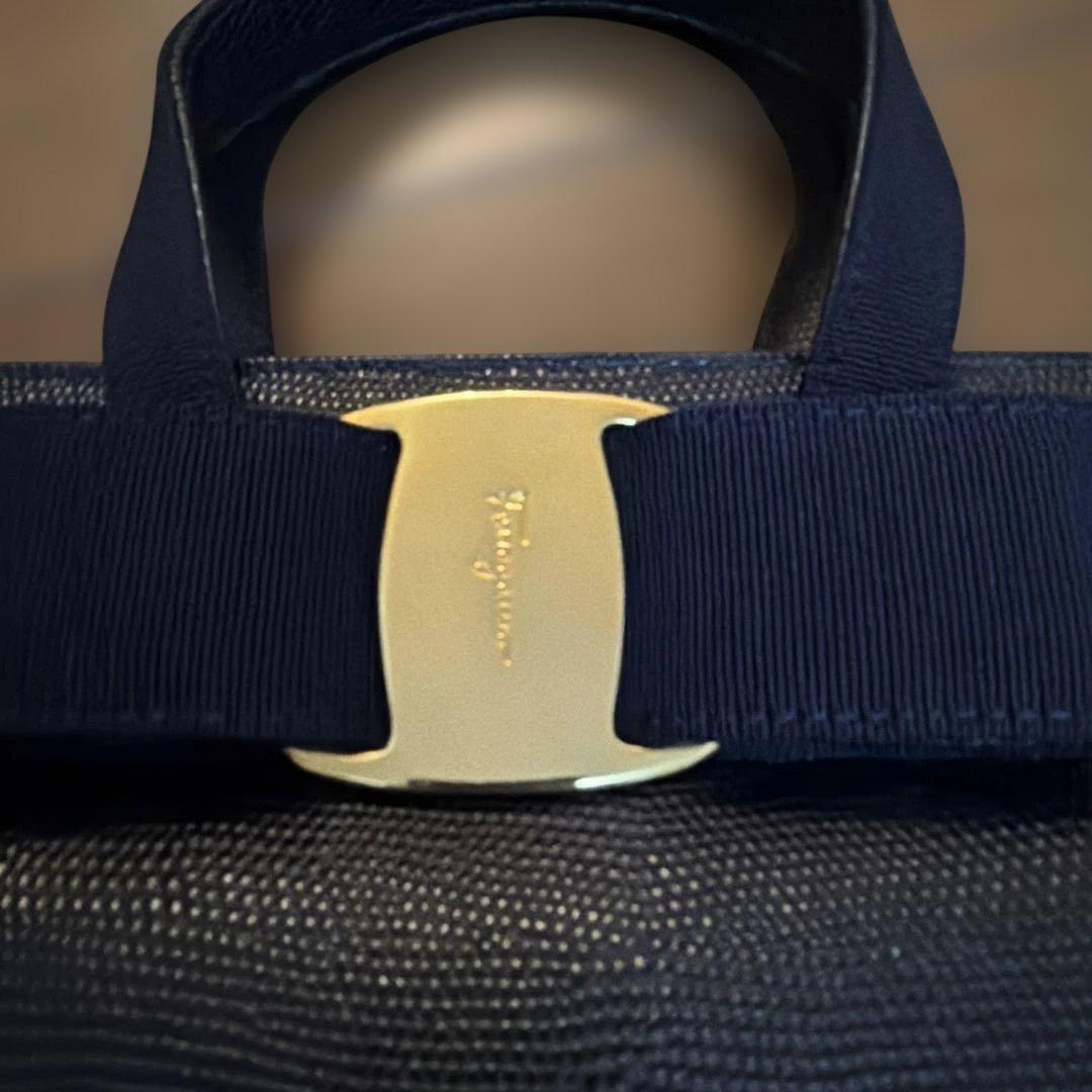 サルヴァトーレフェラガモ ヴァラリボン　レザーハンドバッグ