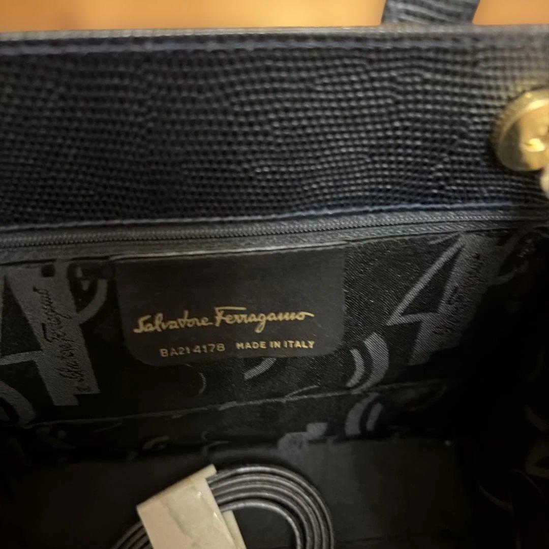 サルヴァトーレフェラガモ ヴァラリボン　レザーハンドバッグ