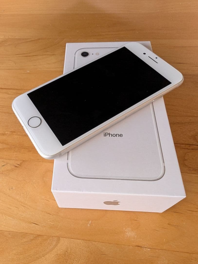 Apple iPhone 8 シルバー 本体 箱付き