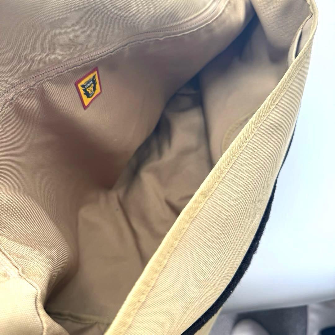 ヒューマンメイド　ガールズドントクライ　メッセンジャーバッグ ベージュ　中古良品