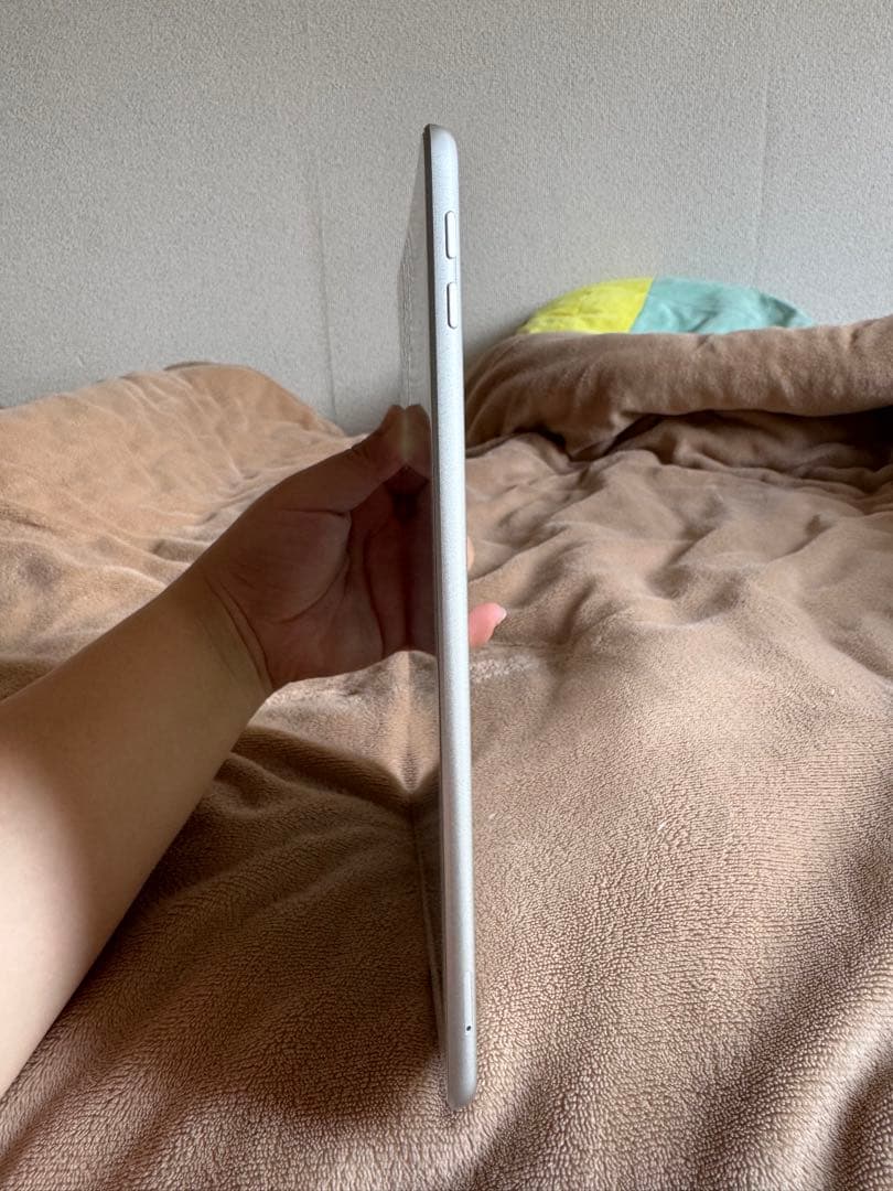 iPad 6世代 シルバー Wi-Fi + セルラー 32 GB 本体