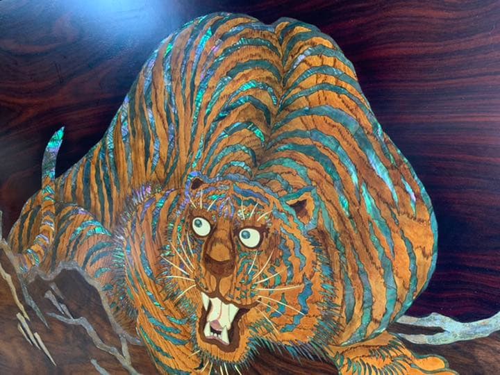 W128xH99 特大 在銘　虎　縁起物　額　壁掛け　木彫り　螺鈿　飾り　骨董