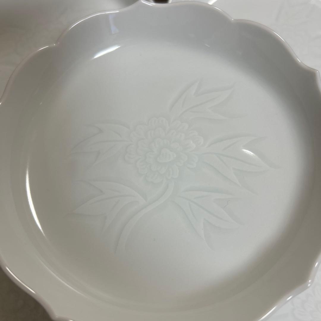 人間国宝　井上萬ニ　白磁牡丹彫文　銘々皿　共箱　牡丹