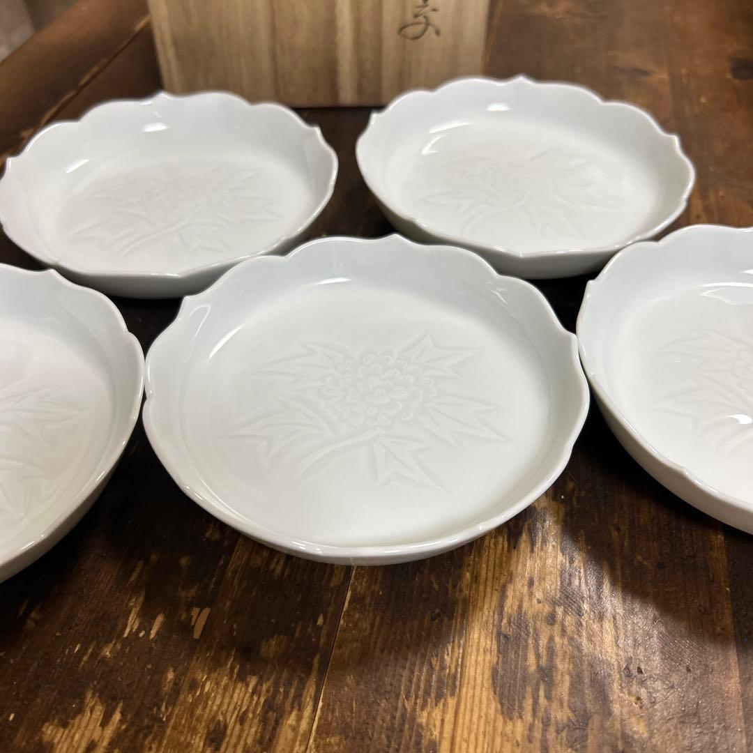 人間国宝　井上萬ニ　白磁牡丹彫文　銘々皿　共箱　牡丹