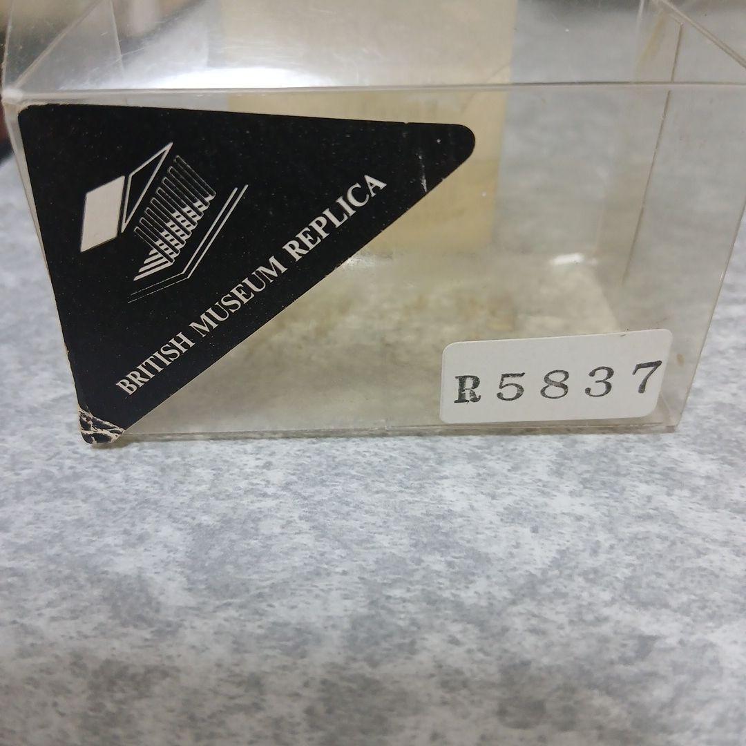 青いハリネズミ大英博物館のレプリカ陶器の置物