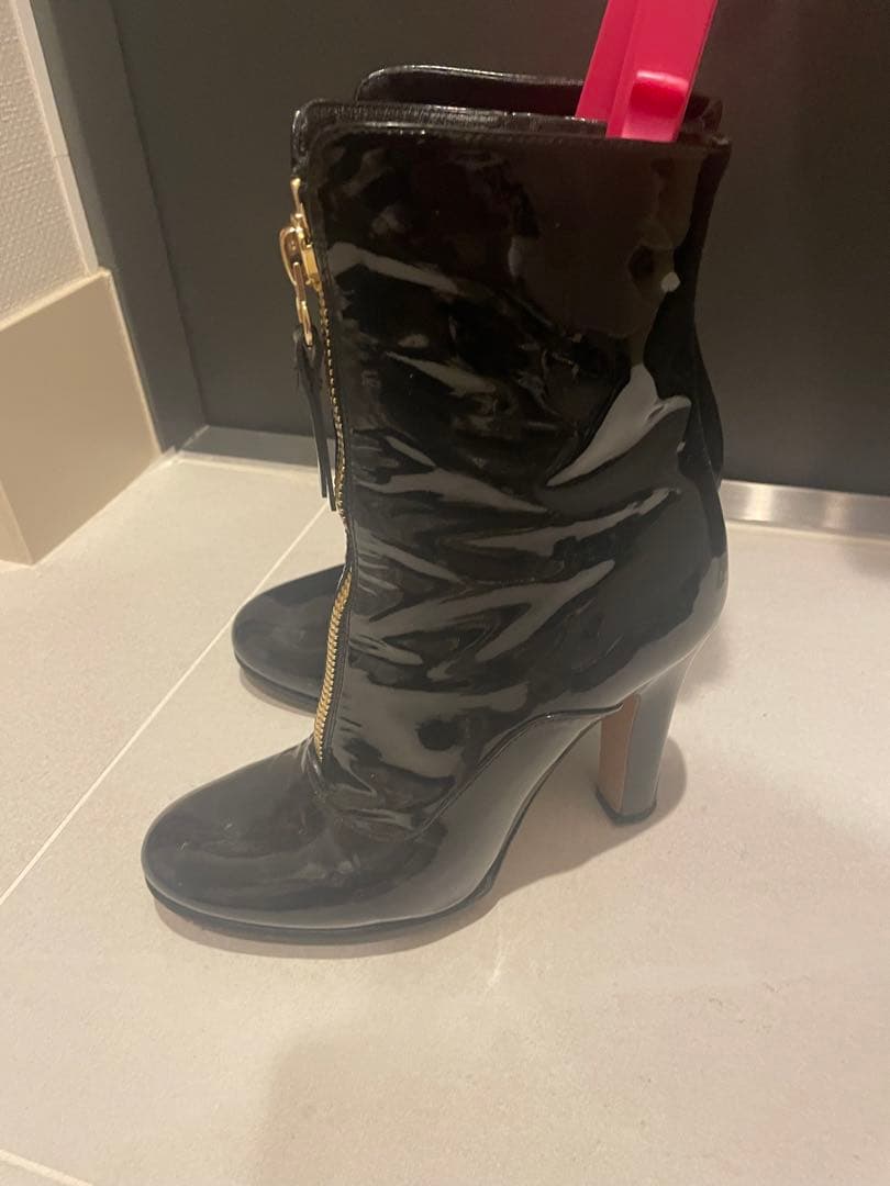 バレンティノ　エナメル黒 光沢 ジッパーショートブーツ