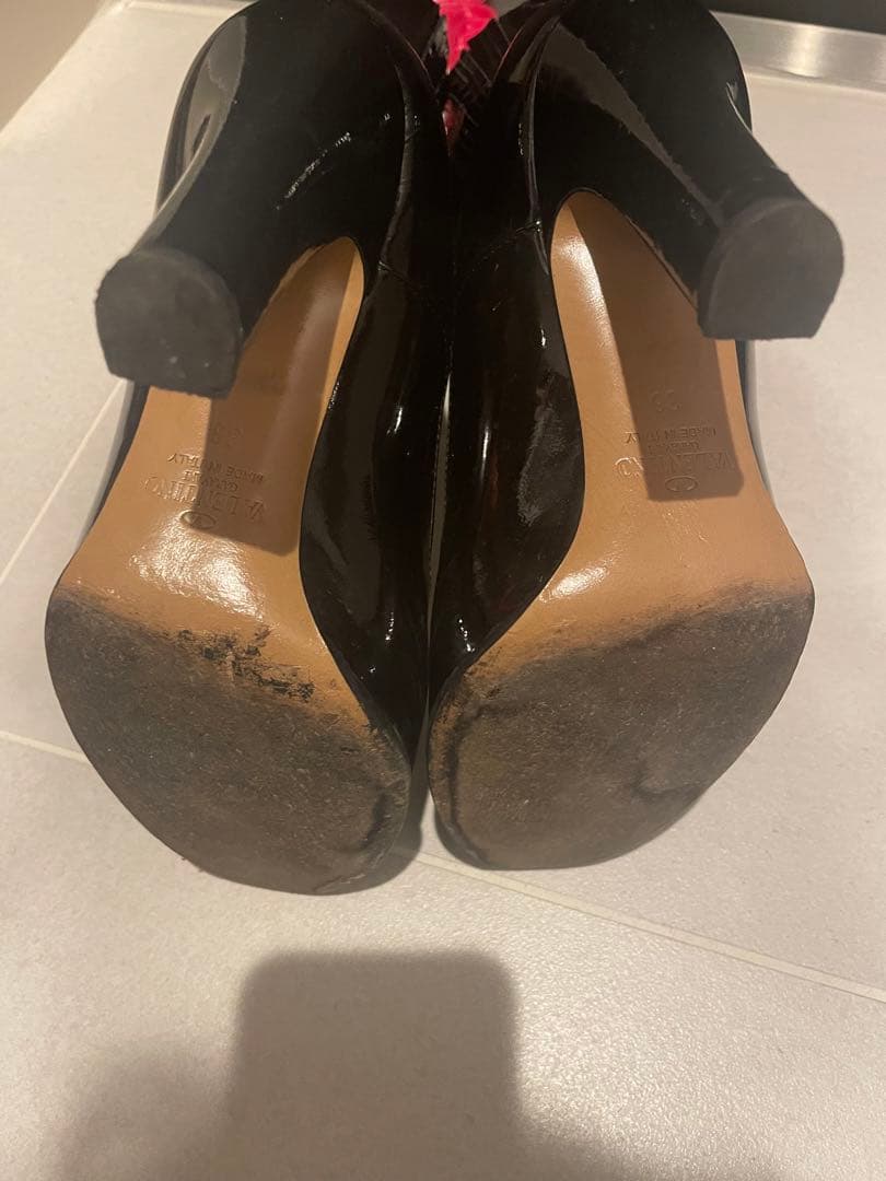 バレンティノ　エナメル黒 光沢 ジッパーショートブーツ