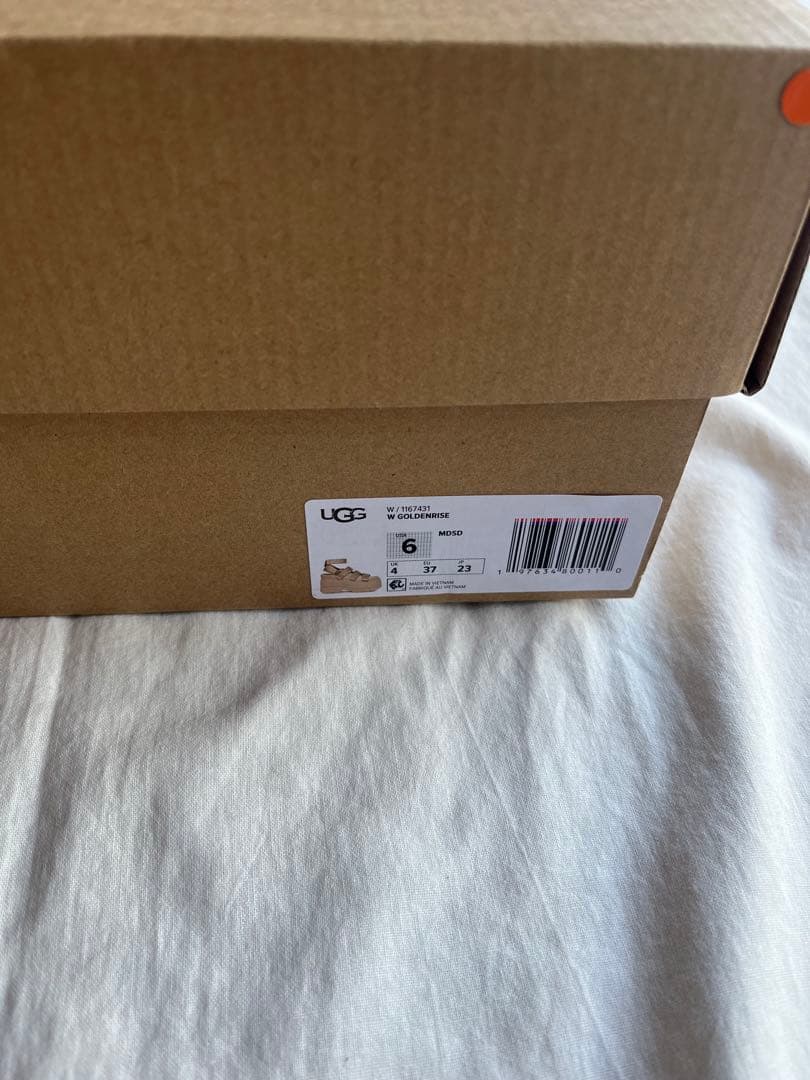UGG 厚底サンダル　GOLDENRISE