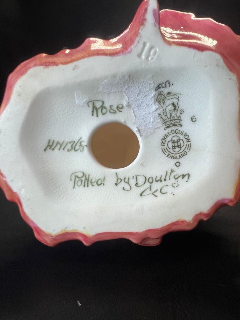 ピンク系陶器製少女像