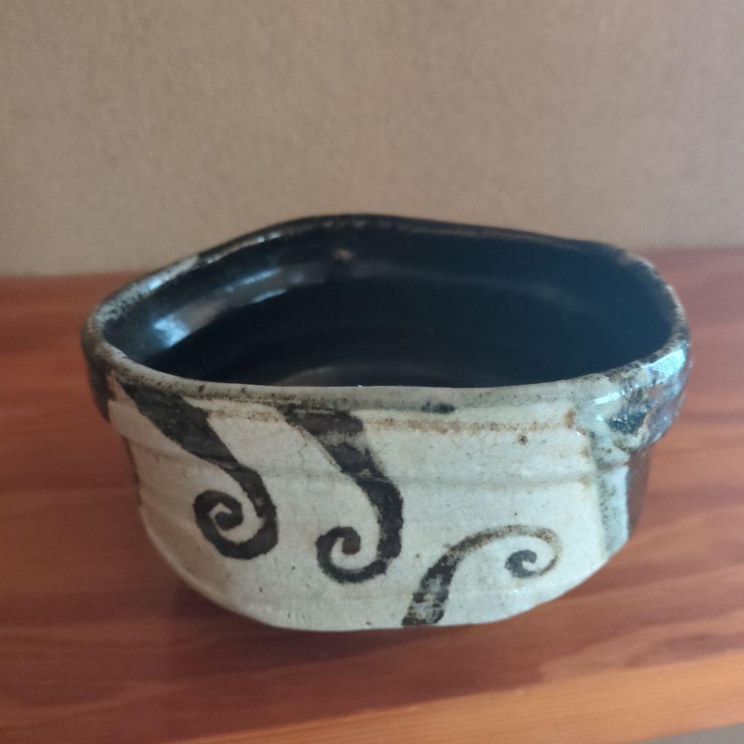 茶碗 白色 黒色模様 木箱付き　織部茶碗　わらび文様　織部焼　直径約13cm