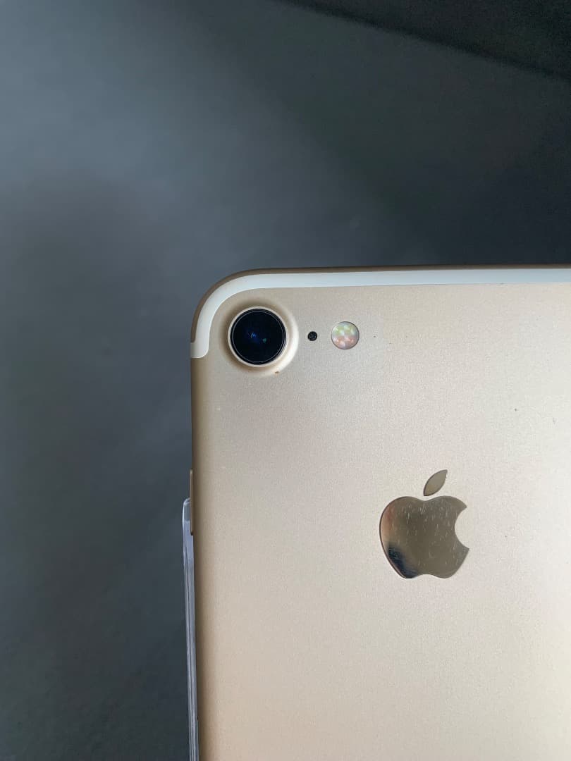 美品　国内版　SIMフリー　iPhone7 128GB ゴールド色