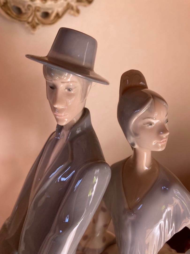 リアドロ　白馬に乗った男女