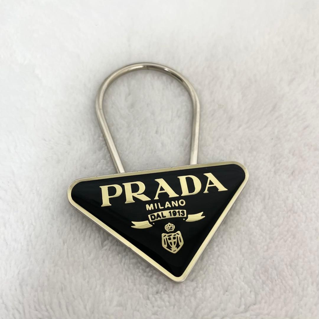 PRADA プラダ　キーリング　三角プレート　ブラック　シルバー　ロゴ