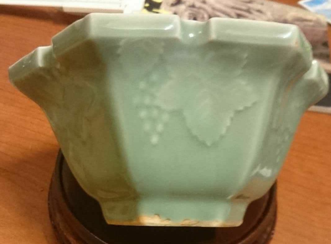 【三田青磁】陽刻葡萄紋六角鉢