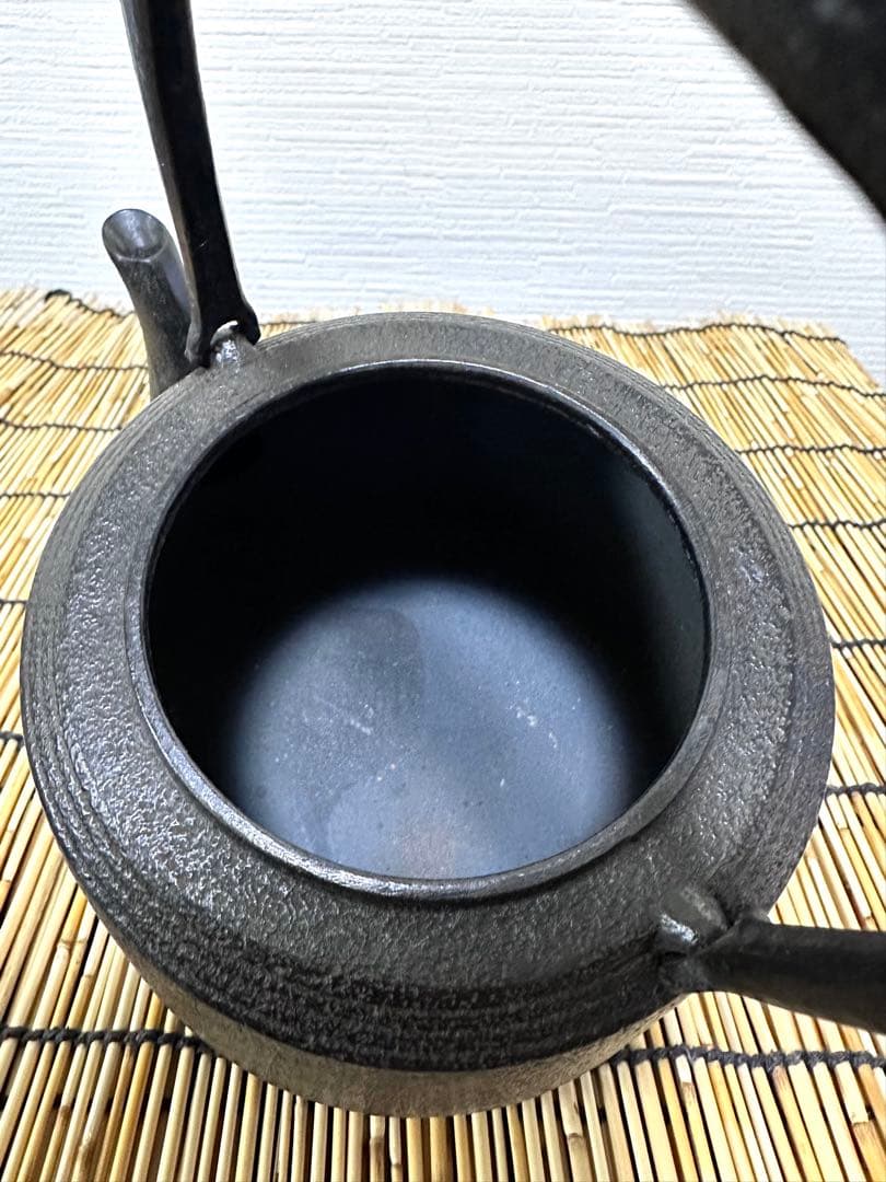 未使用品、タグ、供箱付　南部薫山工房造　面取型１０型　南部鉄瓶　南部鉄器　鉄瓶