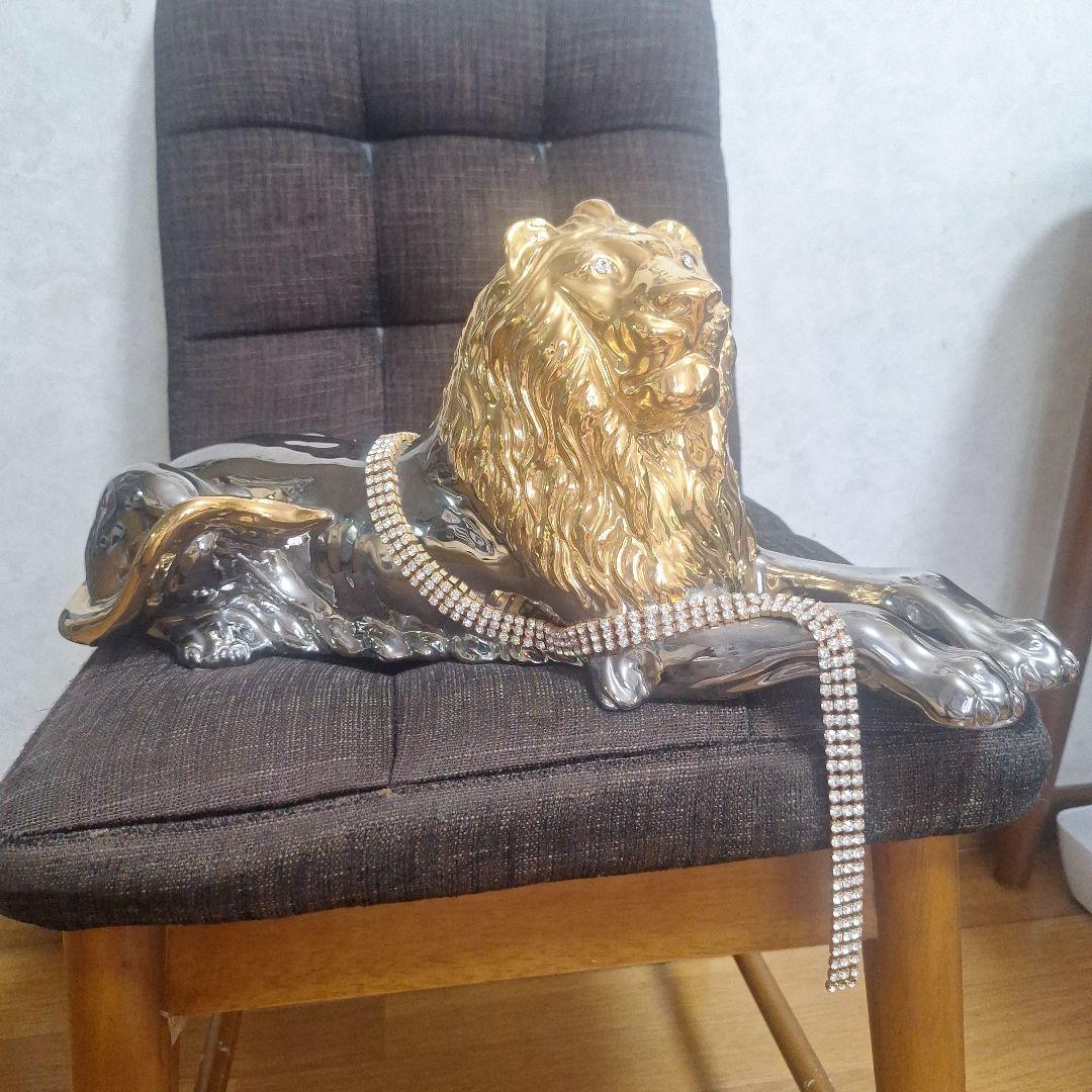 イタリア。アウラ社。ライオン